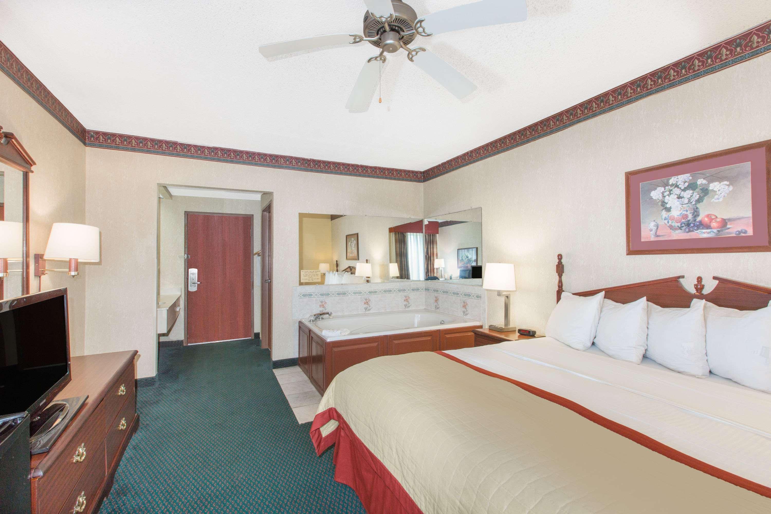 Baymont By Wyndham Jonesboro Hotel Exterior photo