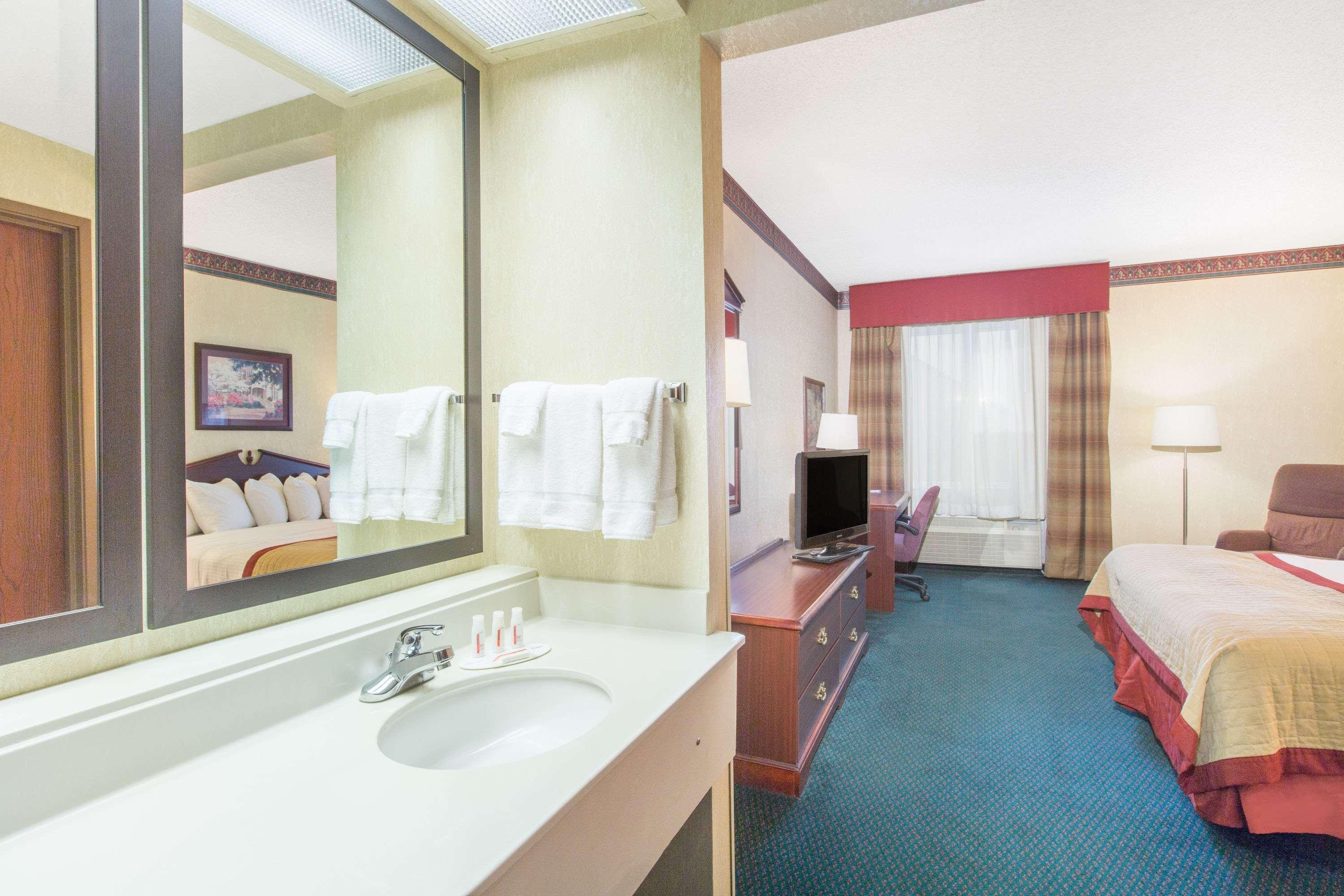 Baymont By Wyndham Jonesboro Hotel Exterior photo
