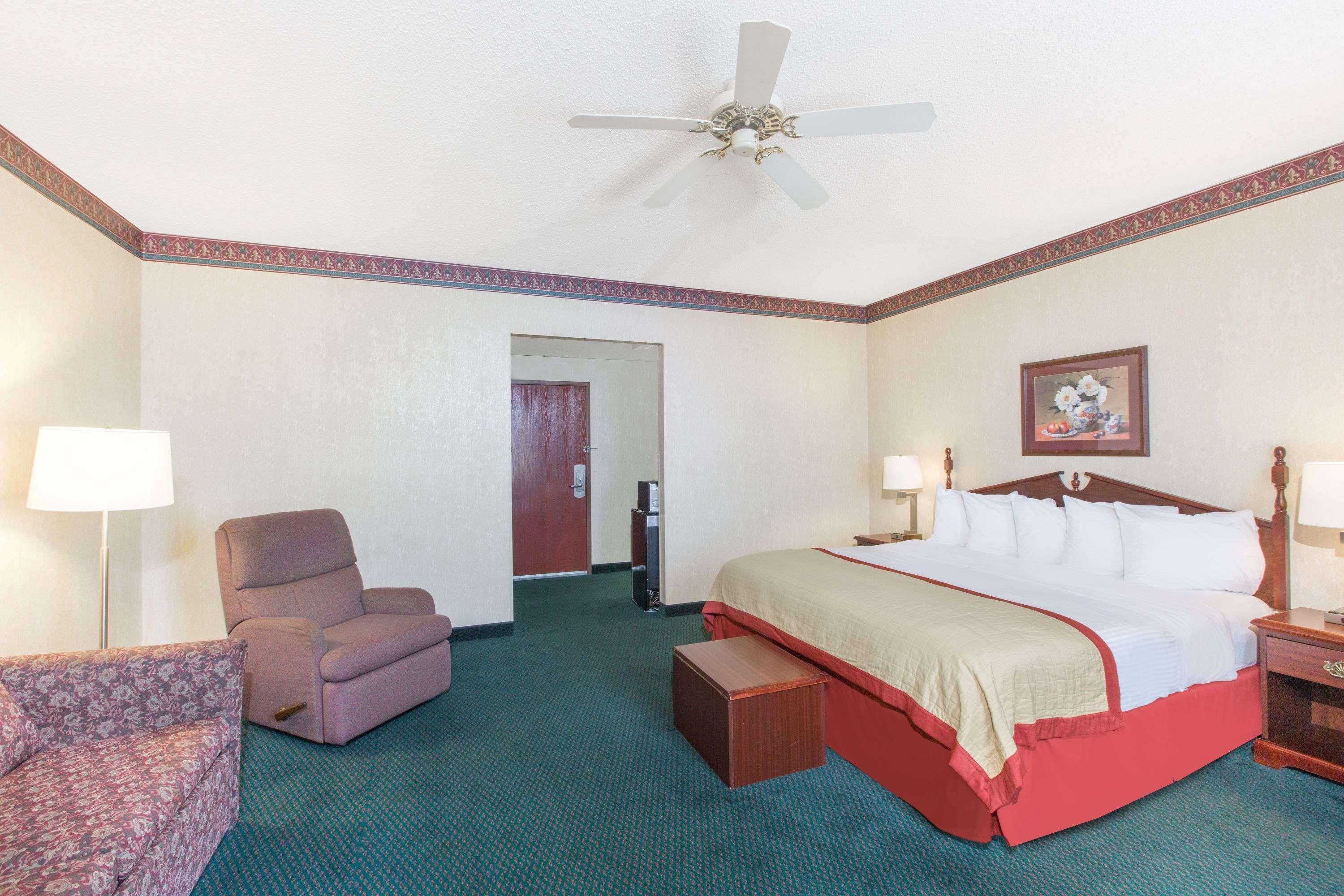 Baymont By Wyndham Jonesboro Hotel Exterior photo