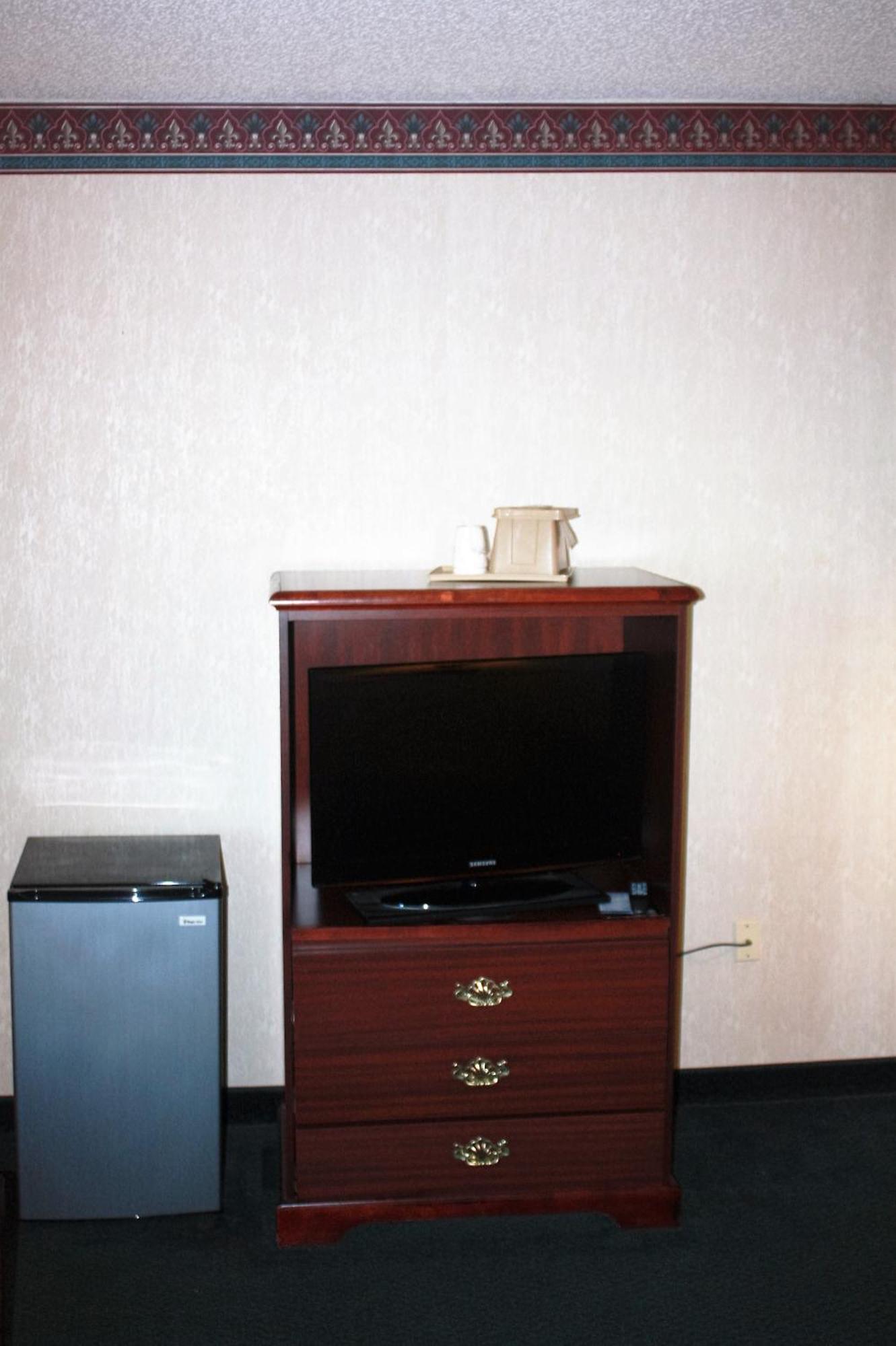 Baymont By Wyndham Jonesboro Hotel Room photo